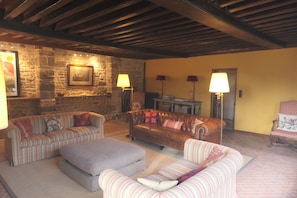 Una Smart TV, una chimenea, un futbolín, una mesa de tenis de mesa