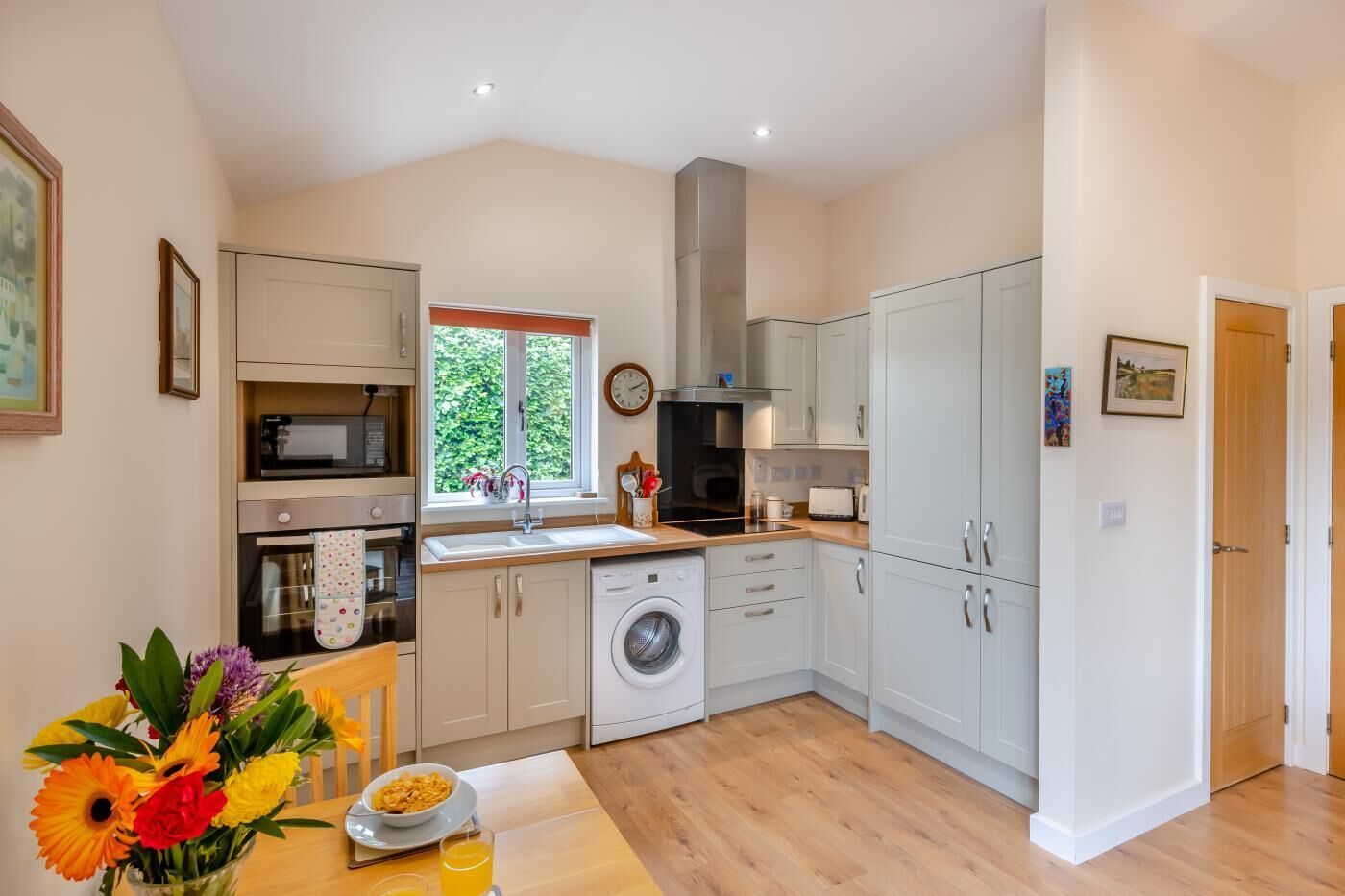 Micro-ondes, four, batterie de cuisine, vaisselle et ustensiles