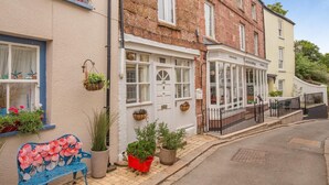 Une rangée de maisons mitoyennes, avec un pub situé sur le côté droit.