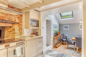 Microwave, oven, dishwasher, high chair - 5 Bed in Cawsand (oc-g32658) (Kingsand)