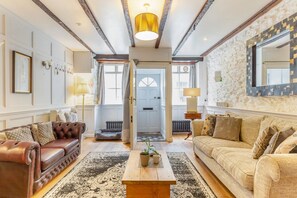 TV, fireplace - 5 Bed in Cawsand (oc-g32658) (Kingsand)