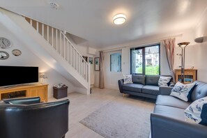 TV - 2 Bed in Padstow (oc-p00330) (Padstow)
