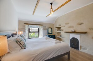 Iron/ironing board, free WiFi, bed sheets - 1 Bed in Porthleven (oc-p00898) (Porthleven)