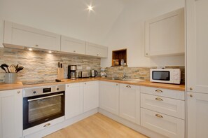 Oven, dishwasher, cookware/dishes/utensils - 1 Bed in Porthleven (oc-p00898) (Porthleven)