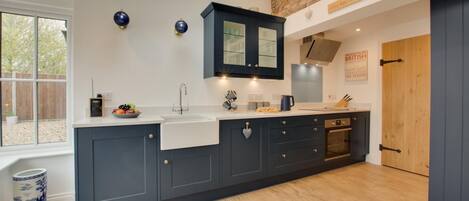 Micro-ondas, fogão, lava-louças, cadeirão de bebê