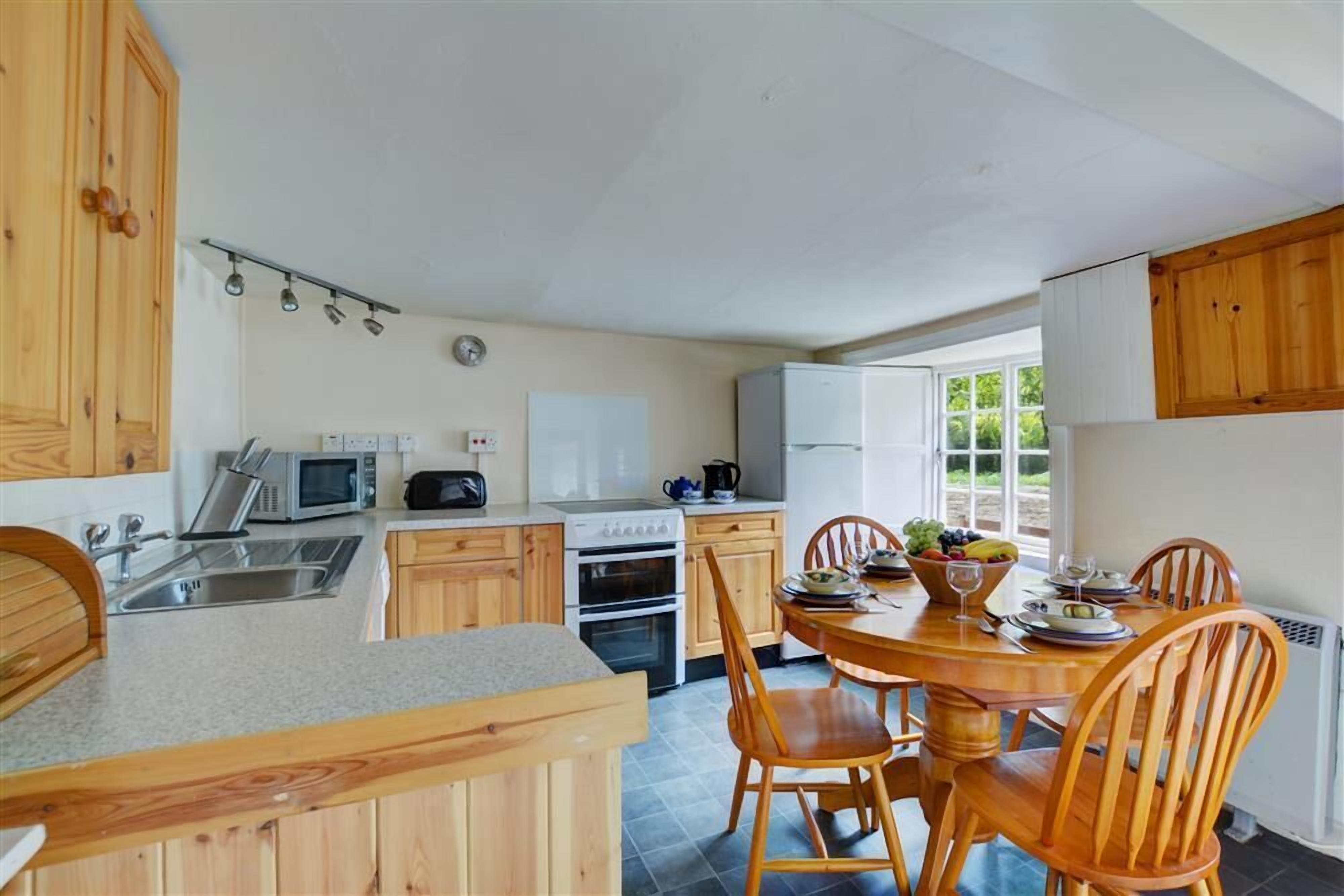 Microwave, oven, dishwasher, cookware/dishes/utensils