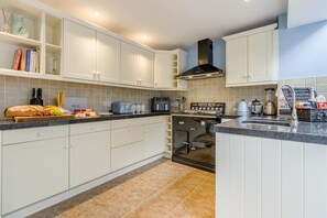 Microwave, oven, dishwasher, high chair - 4 Bed in Bronington (oc-g32599) (Bronington)