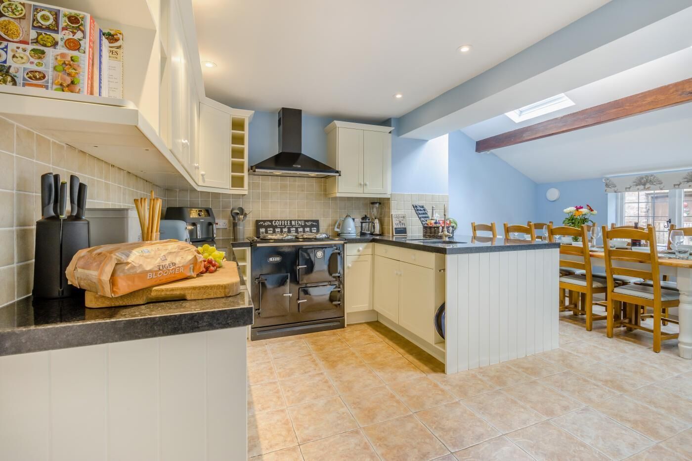 Microondas, horno, lavavajillas, silla alta para bebés