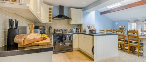 Microondas, horno, lavavajillas, silla alta para bebés