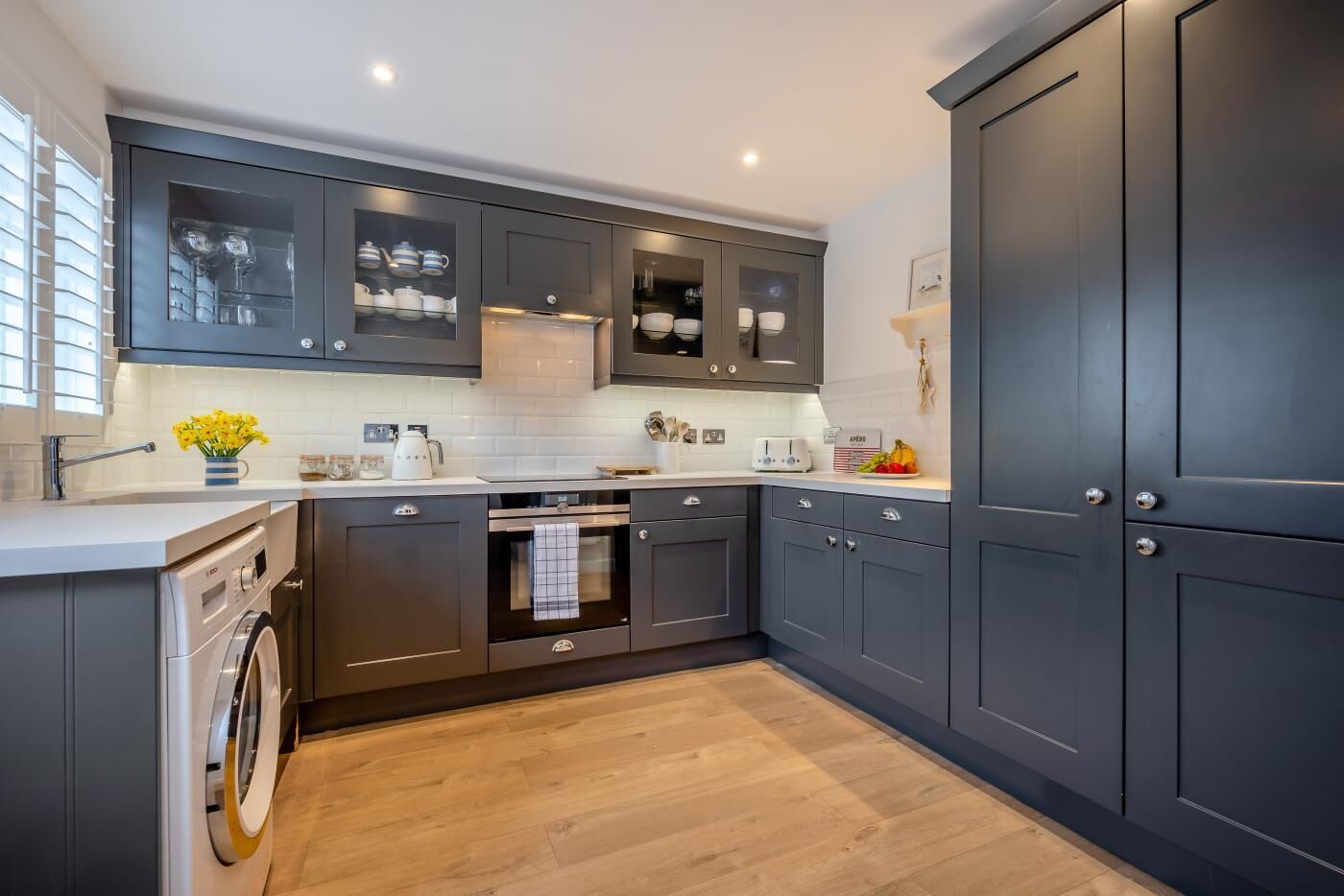 Mikrobølgeovn, ovn, opvaskemaskine, køkkentøj/tallerkener/redskaber