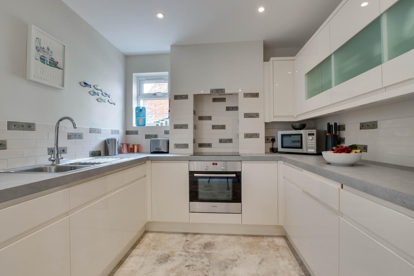 Mikrovågsugn, ugn, diskmaskin och barnstol