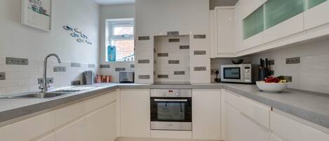 Mikrovågsugn, ugn, diskmaskin och barnstol