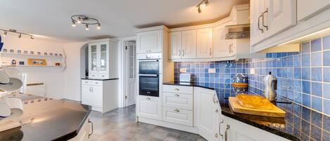 Micro-ondes, four, lave-vaisselle, chaise haute