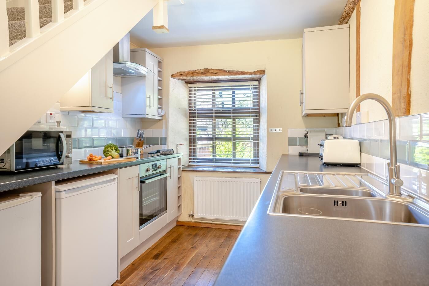 オーブン、食器洗い機、ハイチェア、調理器具と食器