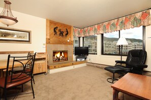 Interior - Spacious Studio on Keystone Lake with Full Kitchen (Keystone)