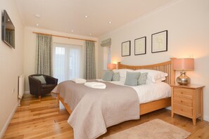 Iron/ironing board, travel crib, free WiFi, bed sheets - 5 Bed in Padstow (oc-p00051) (Constantine Bay)