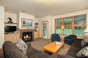 TV, DVD player - Incredible and Spacious 2 Bedroom + Loft (Keystone)