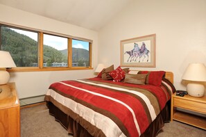 Iron/ironing board, free WiFi, bed sheets - 3 Bedroom Condo Near the Lake (Keystone)