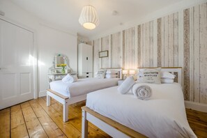 3 bedrooms, iron/ironing board, free WiFi, bed sheets - 3 Bed in Padstow (oc-p00455) (Padstow)