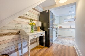 Microwave, oven, dishwasher, cookware/dishes/utensils - 3 Bed in Padstow (oc-p00455) (Padstow)