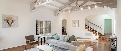 Televisión y chimenea