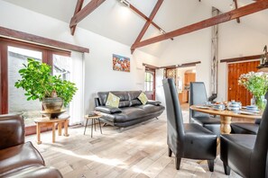TV, fireplace - 2 Bed in Padstow (oc-p00249) (Padstow)