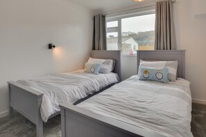 Iron/ironing board, travel cot, free WiFi, bed sheets - 2 Bed in Mawgan Porth (oc-p00905) (Mawgan Porth)