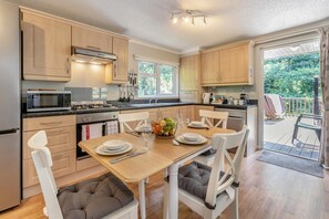 Microwave, oven, dishwasher, cookware/dishes/utensils