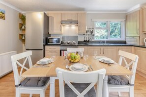 Microwave, oven, dishwasher, cookware/dishes/utensils