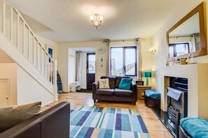 TV - 2 Bed in Padstow (oc-p00390) (Padstow)