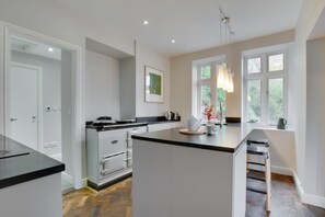 Microwave, oven, dishwasher, cookware/dishes/utensils