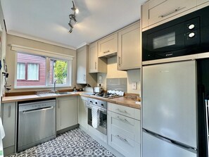 Microwave, oven, dishwasher, cookware/dishes/utensils