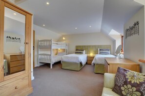 Iron/ironing board, travel cot, free WiFi, bed sheets - 2 Bed in Padstow (oc-p00282) (Porthcothan Bay)