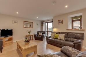 TV - 2 Bed in Padstow (oc-p00282) (Porthcothan Bay)
