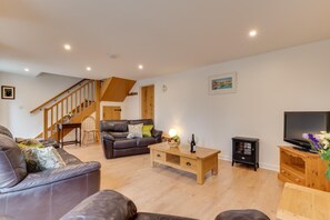 TV - 2 Bed in Padstow (oc-p00282) (Porthcothan Bay)