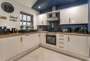 Private kitchen - Sycamore Lodge - sleeps 4 guests in 2 bedrooms (South duffield)