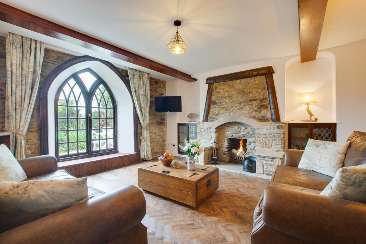 Televisión y chimenea 