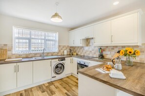 Oven, highchair, cookware/dishes/utensils - 3 Bed in Skegness (oc-b32409) (Skegness)