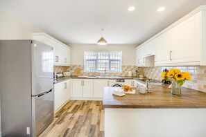 Oven, highchair, cookware/dishes/utensils - 3 Bed in Skegness (oc-b32409) (Skegness)