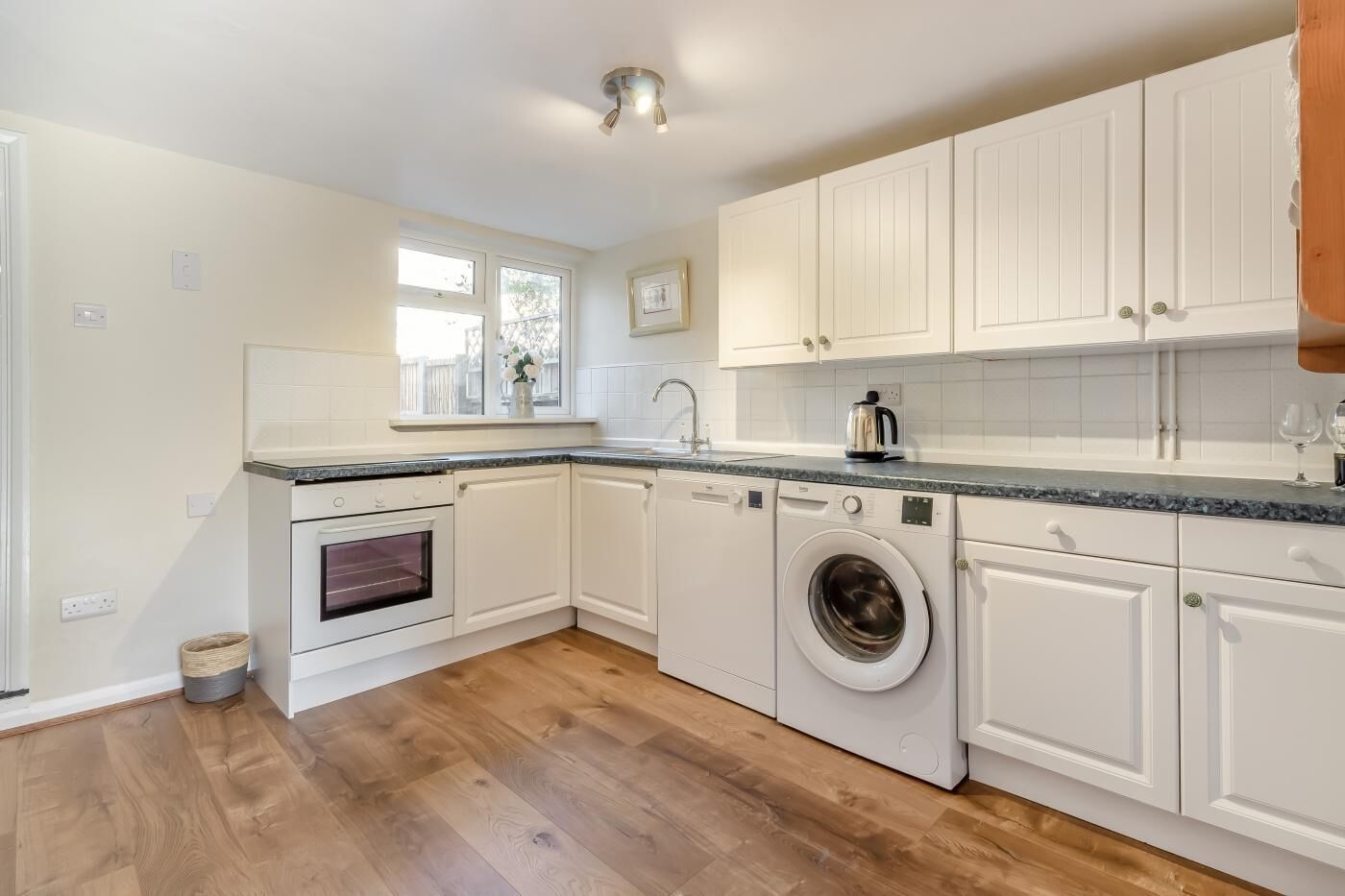 Microondas, horno, lavavajillas y utensilios de cocina