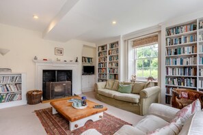 TV, fireplace - 7 Bed in Tincleton (oc-i32533) (Puddletown)