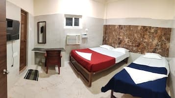 Deluxe Triple Room | Desk, free WiFi