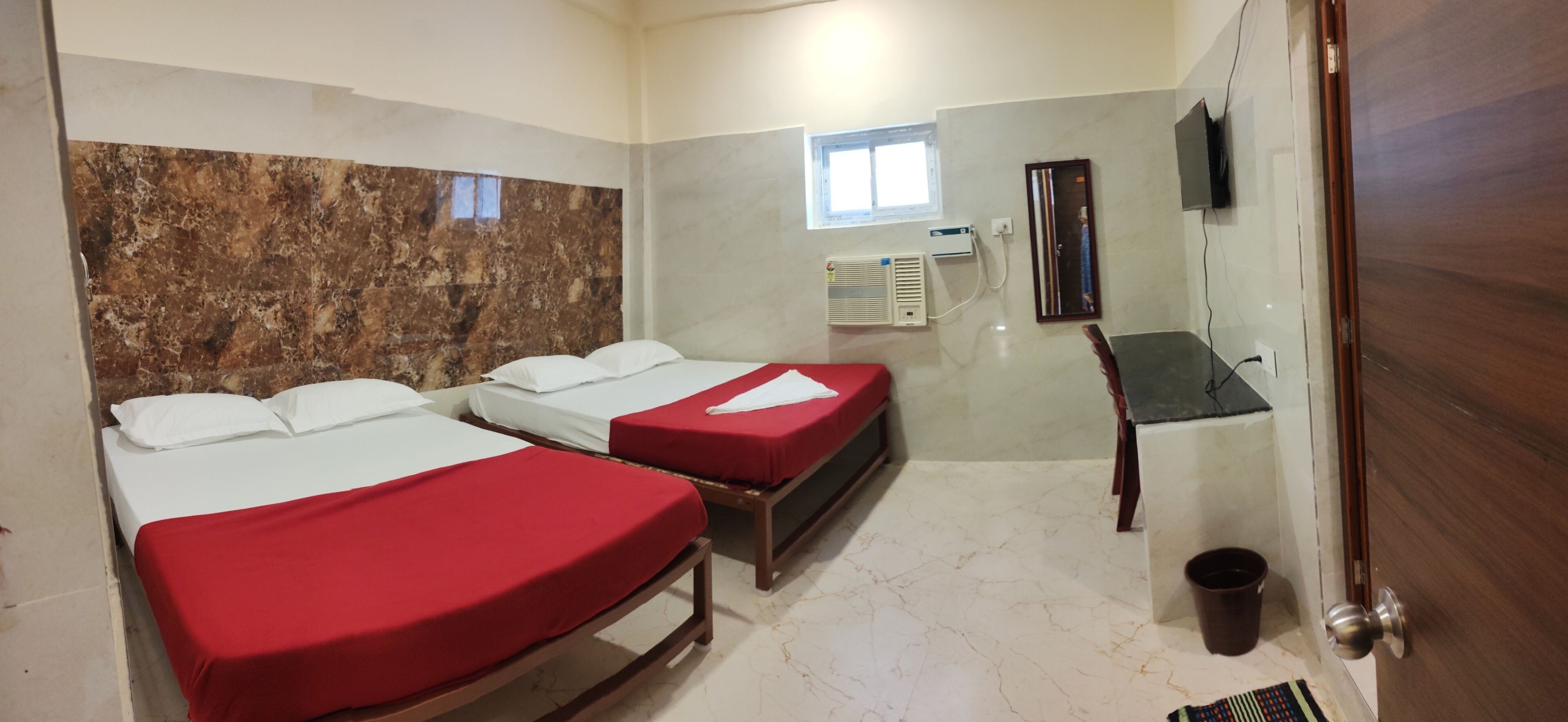 Deluxe Quadruple Room | Desk, free WiFi