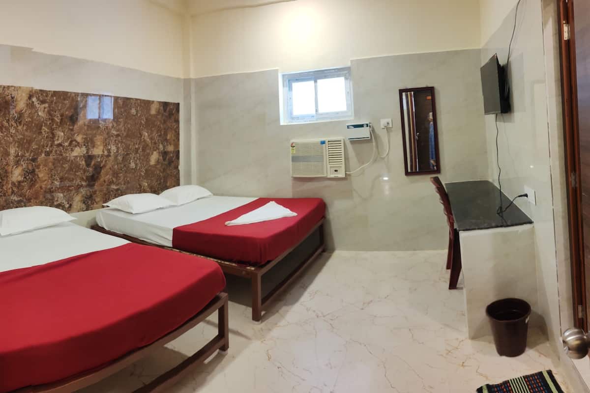 Deluxe Quadruple Room | Desk, free WiFi