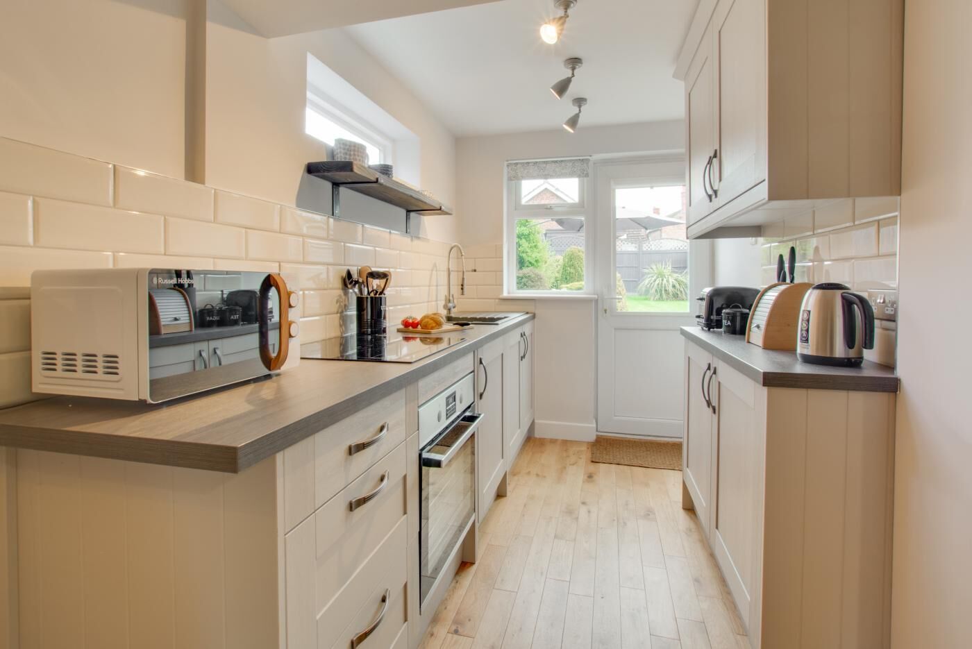 Micro-ondes, four, lave-vaisselle, chaise haute