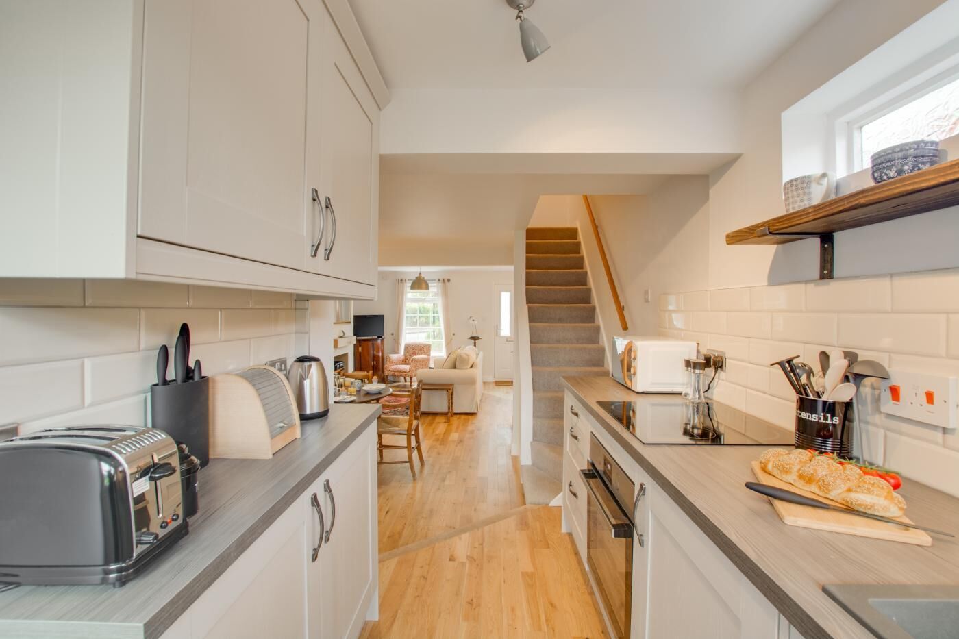 Micro-ondas, fogão, lava-louças, cadeirão de bebê