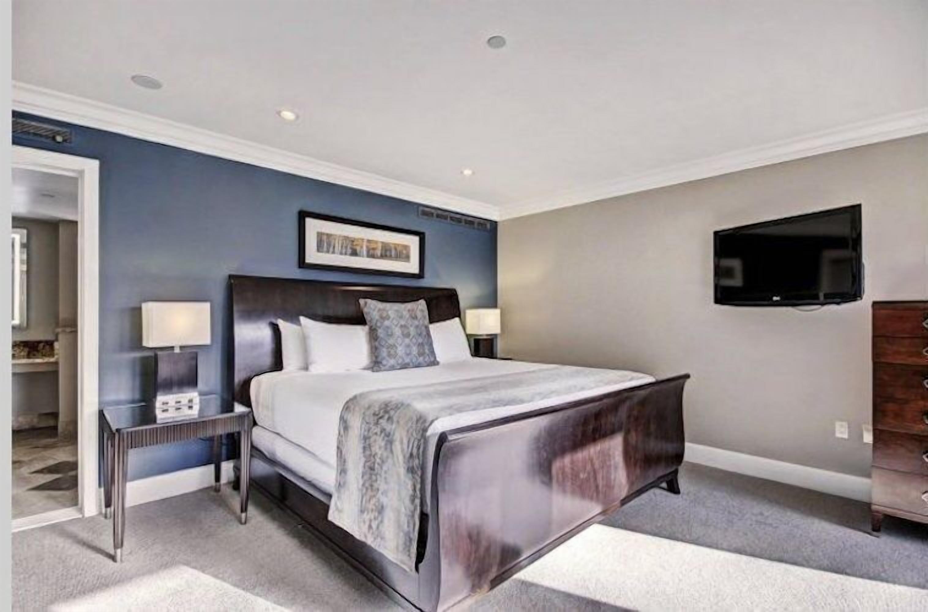 In-room safe, iron/ironing board, free WiFi, bed sheets