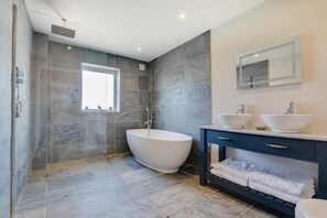 Hair dryer, towels - 4 Bed in Pennard (oc-hh390) (Southgate)