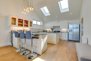 Microwave, oven, dishwasher, cookware/dishes/utensils - 4 Bed in Pennard (oc-hh390) (Southgate)