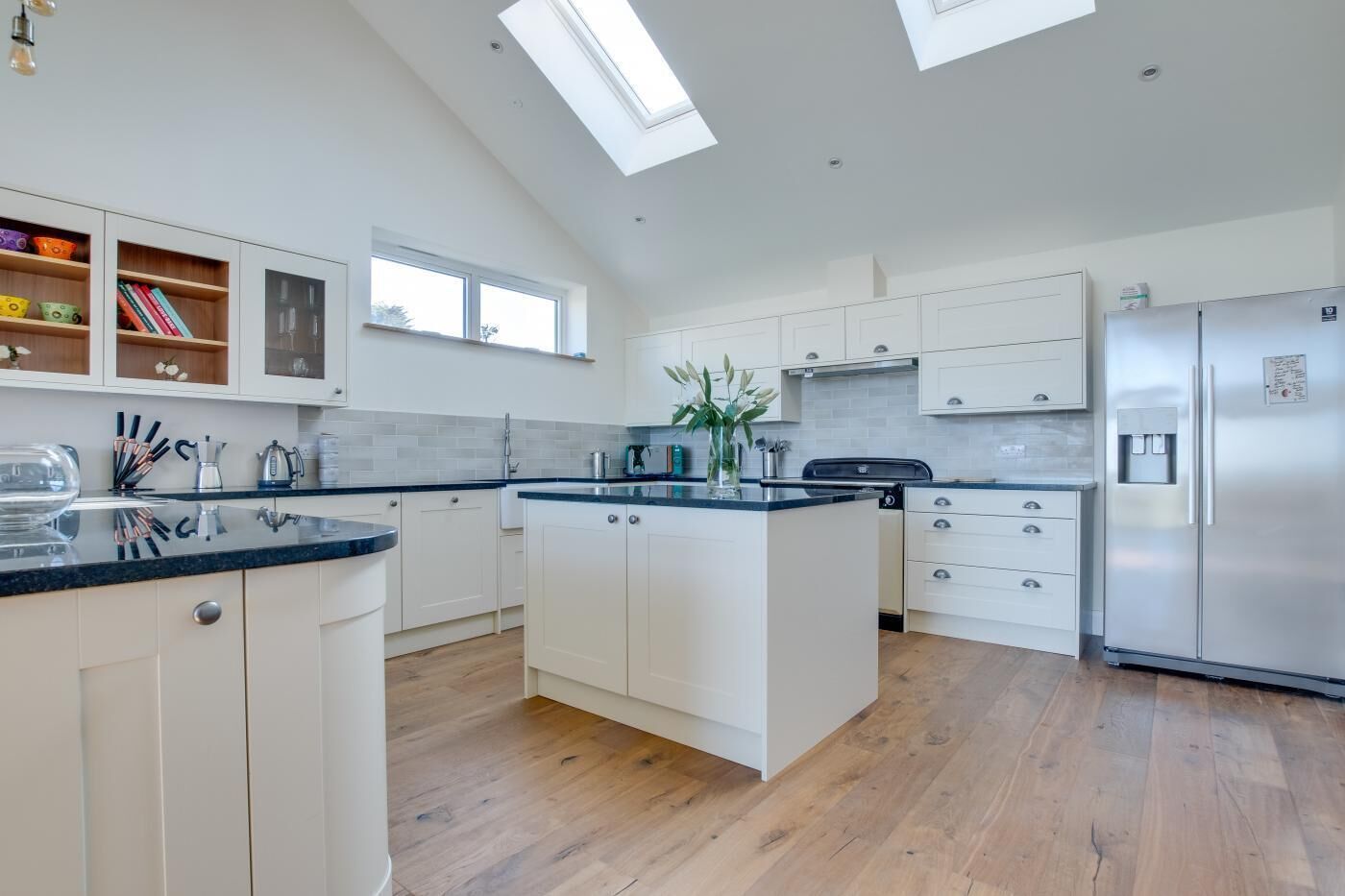 Mikroaaltouuni, uuni, astianpesukone, syöttötuoli